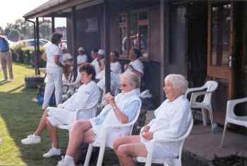 Spectators in front of the club house